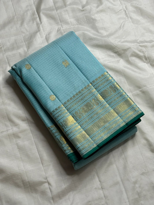 Aakash Butta — Pure Silk Kanchipuram Saree
Ice Aqua Blue with Gold Coin & Paisley Zari Buttas | Teal Edge Border
Silk Mark Certified ✅ • Fall & Pico Done ✅ • Blouse Stitching ($30) ✅ • Ships in Two Weeks • Free Shipping within USA 🇺🇸