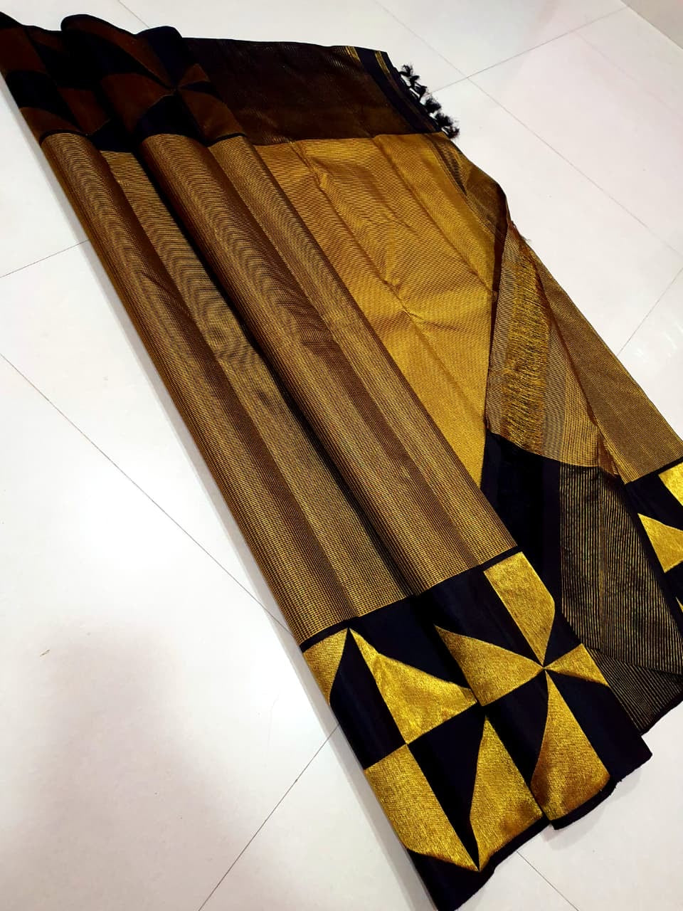Ettukol Swarna — Contemporary Pure Silk Kanchipuram Saree
Black & Gold Zari Geometry with Ettukol Triangular Motifs ✨
Silk Mark Certified • Fall & Pico Done • Free USA Shipping • Ships in Two Weeks ✅