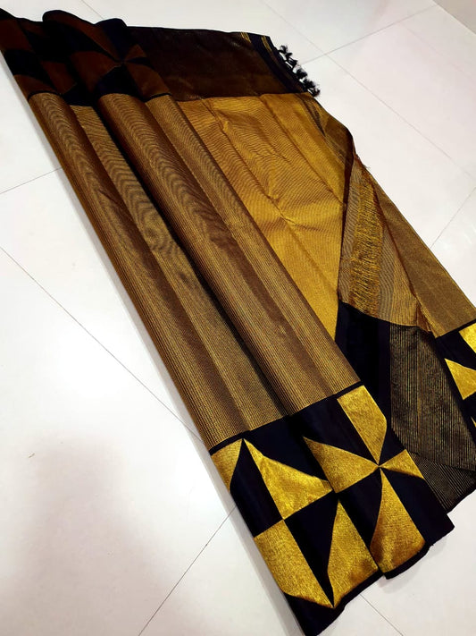 Ettukol Swarna — Contemporary Pure Silk Kanchipuram Saree
Black & Gold Zari Geometry with Ettukol Triangular Motifs ✨
Silk Mark Certified • Fall & Pico Done • Free USA Shipping • Ships in Two Weeks ✅