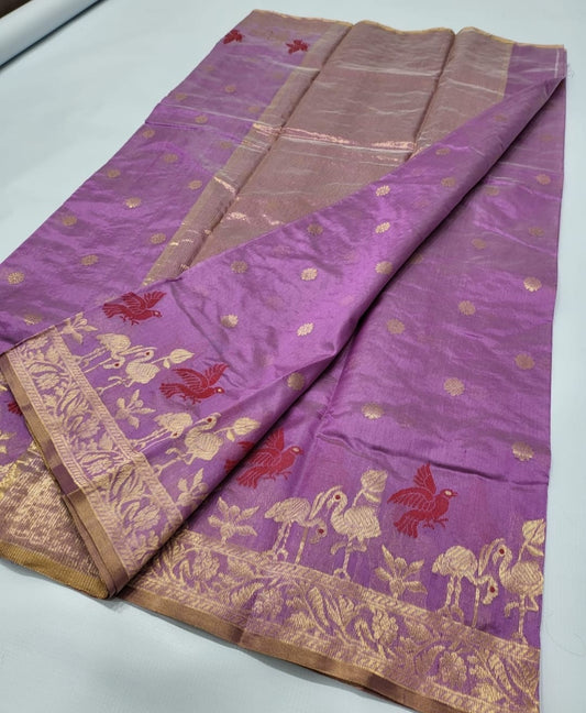 Flamingo 🦩 Lavender Pure Silk Chanderi Handloom Saree
Flamingo & Floral Zari Motifs with Red Mina
Gold Selvedge & All-Over Zari Buttas
Fall & Pico Done | Blouse fabric Attached | Stitching Available