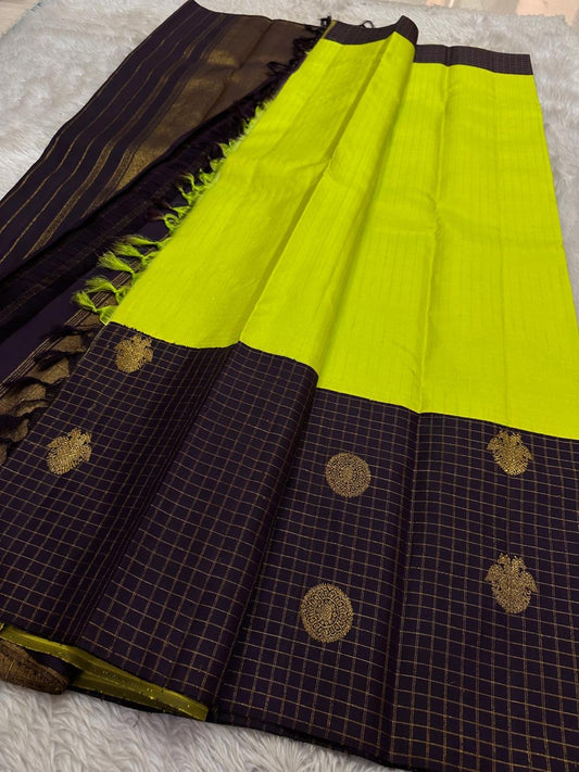 🌿 Venn Pachai – Deep Violet Checks & Lime Korvai Kanchipuram 🌿
✨ Pure Silk | Silk Mark Cert | Handloom Kanjivaram ✨
🪔 Violet & Gold Checks with Rich Zari Pallū | Bright Lime Green Body
🌸 Korvai | woven  Zari Buttas
Gandaberunda
🚚 Ships in 2weeks