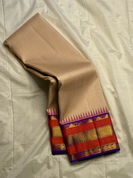 Biscuit Kattam Amethyst Purple — Pure Silk Kanchipuram
Biscuit-beige micro-checks with orange korvai borders & amethyst-purple pallu ✨
Silk Mark Certified • Antique Zari Weave • Ships in Two Weeks • Free Shipping within USA