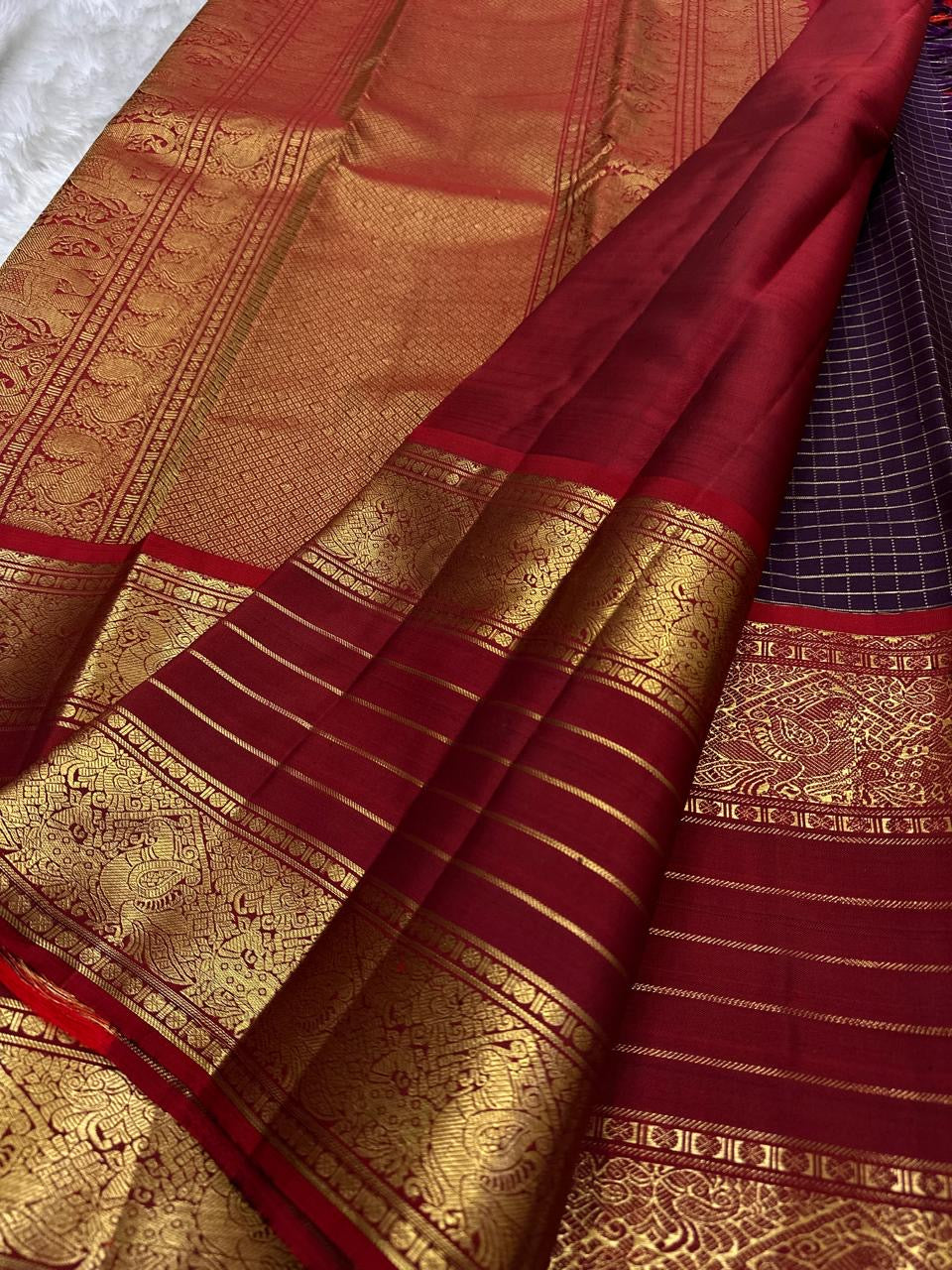 Temple Crimson ✨ – Pure Kanchipuram Silk Saree
Bridal Crimson Red Silk with Regal Gold Zari Weave
Broad Brocade Borders with Peacock & Paisley Motifs
Majestic 2g Pallu with Intricate Heritage Patterns
Silk Mark Certified, delivery in 2 weeks