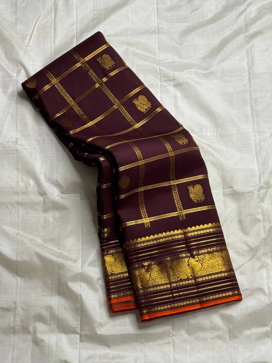 Then Thuli — Pure Silk Kanchipuram Saree
Coffee plum with gold kattam checks & mango buttas
Antique-gold peacock borders, brocade pallu, tasselled finish
Silk Mark Certified ✅ • Ships in Two Weeks ✅ • Free USA Shipping ✅