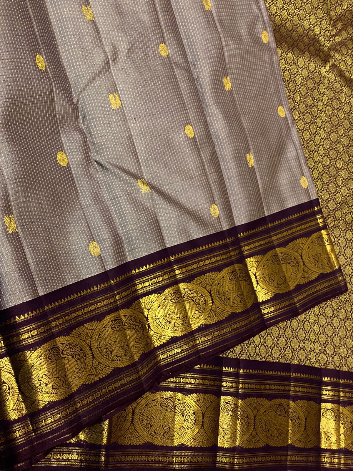 Zari Kattam Dovetail Gray & Deep Purple – Pure Silk Kanchipuram Saree
Fine kattam checks with coin & paisley zari buttas across the body
Deep purple border with annapakshi ships in 1 week silk mark certified, blouse stocking ($30)