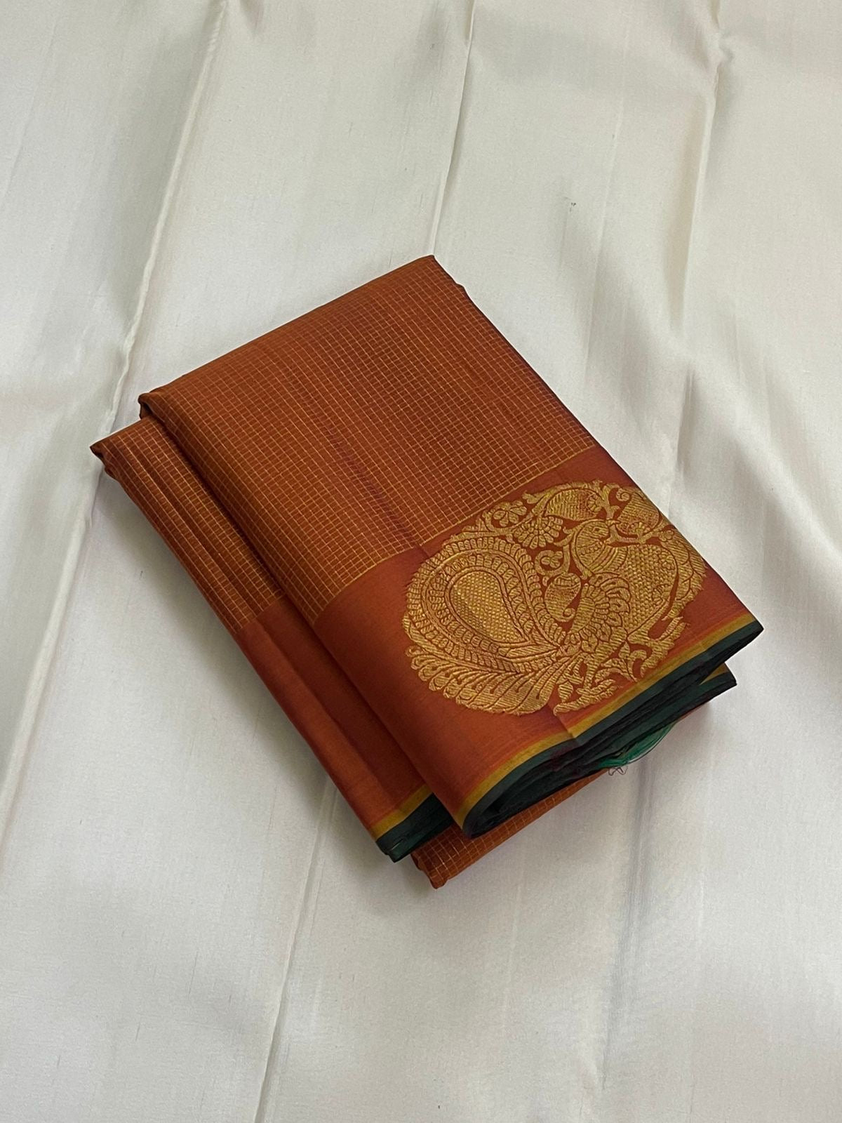 Rust Sorgavasal Mayil – Podi Kattam Pure Kanchipuram Silk Saree
Rust micro-checks with gold sorgavasal peacock chakram border
Brocade gold pallu & running blouse with border
Silk Mark Certified | Fall & Pico Done
Free Shipping (1week)