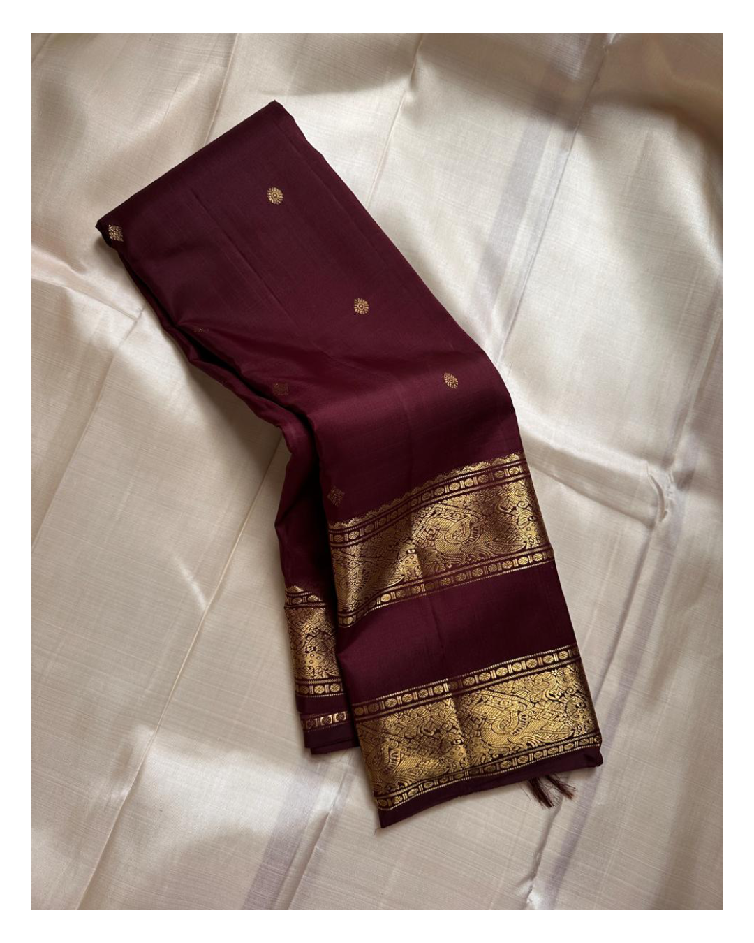 Kasturi 🌰✨
Deep Coffee Brown Pure Silk Kanchipuram Saree
Gold Zari Woven Kamalam & Diamond Buttas All Over
Double Border with Mayil Pettu & Rettapettu Detailing
Diagonal Peacock Pallu with Floral Vine Motifs