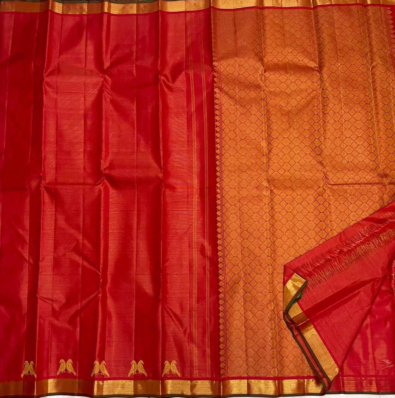 Sindoor Kili Vairaoosi — Pure Silk Kanchipuram Saree
Arakku-red body with twin parrot buttas and marigold-orange kasu jaal pallu
Silk Mark Certified • Ships in Two Weeks • Free Shipping within USA