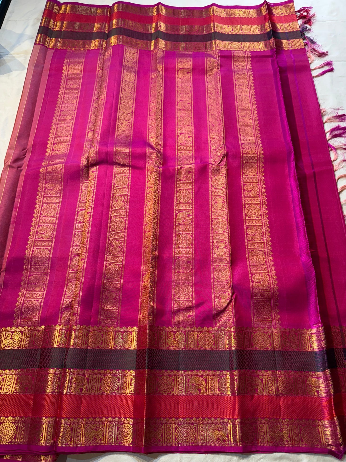 Pure Kanchipuram Silk Saree – Pink Body, Royal Purple Korvai Borders
Annapakshi zari stripes & paisley buttas • contrast purple blouse
Silk Mark Certified • Fall & Pico Done • Blouse Stitching Available ($30)
Free Shipping within USA ships in 2 weeks