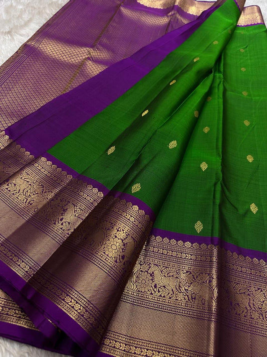 Green Amethyst Grove — Pure Silk Kanchipuram Saree
Emerald-Green Body with Gold Buttas & Royal-Purple Elephant Zari Border ✨
Silk Mark Certified • Free USA Shipping • ships in 2 weeks