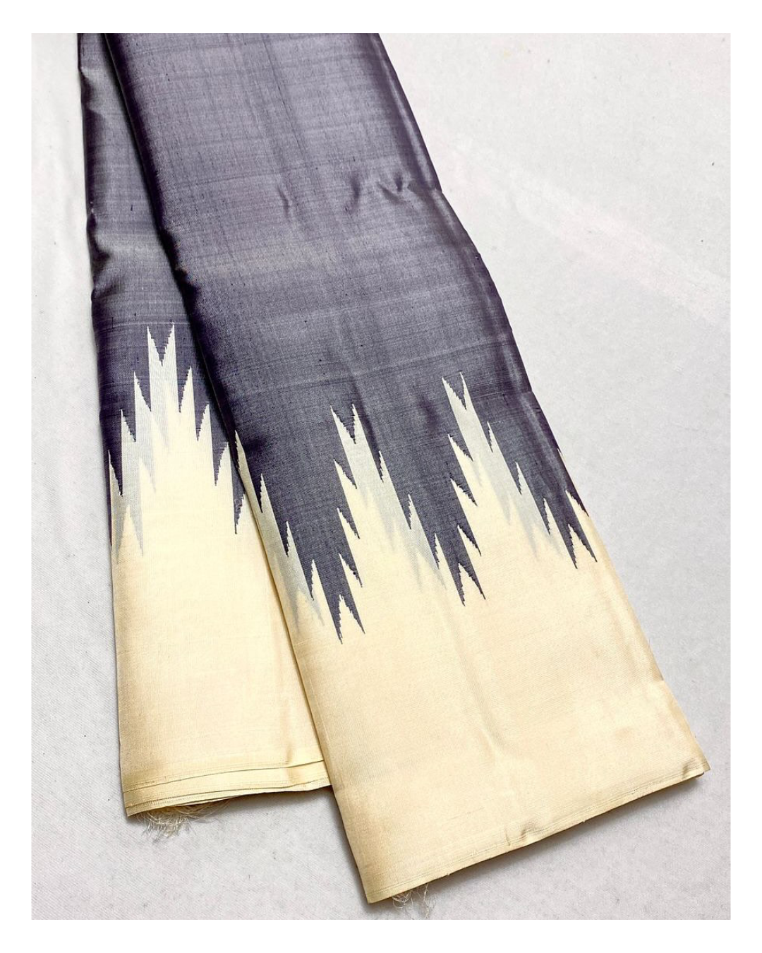 Ananta ✨ – Grey Kanchipuram Pure Silk Saree
Featuring serene ivory thazhampoo reku motifs 🌿
Minimalist no-zari Kalakshetra style for understated elegance ✨
Pristine ivory seer pallu with stunning thazhampoo panels 🌸