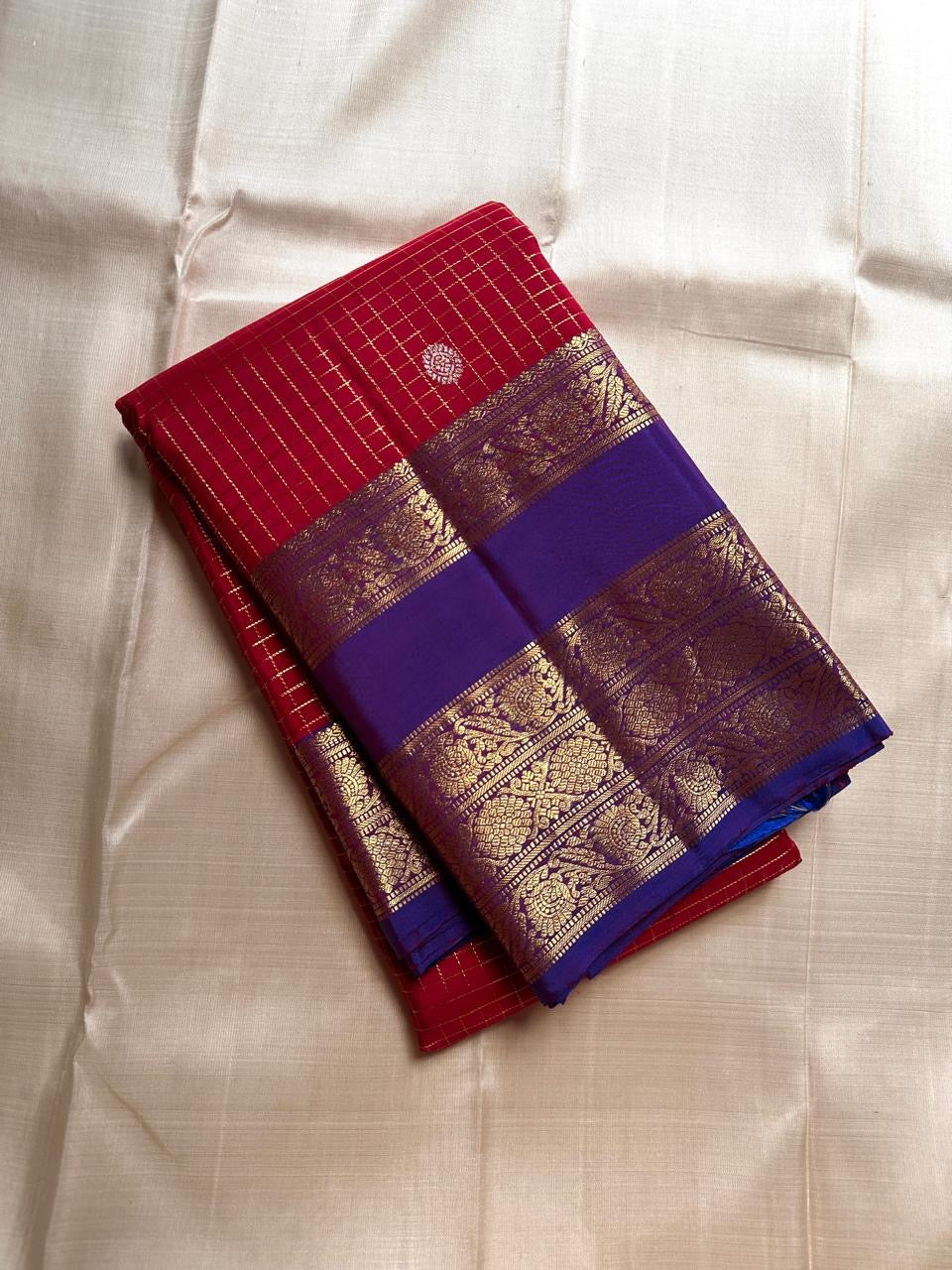 Gargi ✨ – Ruby Red Kanchipuram Pure Silk Saree
with Gold Kattam Checks & Rosette Buttas
Broad Royal Blue Korvai Zari Border 🌸
Opulent Blue Brocade Pallu with Fine Zari Weaving
A Timeless Heirloom of Elegance & Tradition