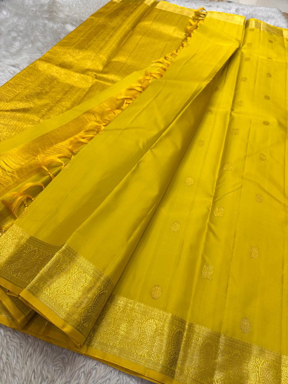 ✨ Maragatha Manjal — Pure Silk Kanchipuram Saree ✨
Radiant turmeric–marigold yellow with gold zari coin & floral buttas, peacock–paisley border & grand brocade pallu.
Silk Mark Certified • Free USA Shipping • Ships in 2 Weeks • Blouse Stitching $30 ✅