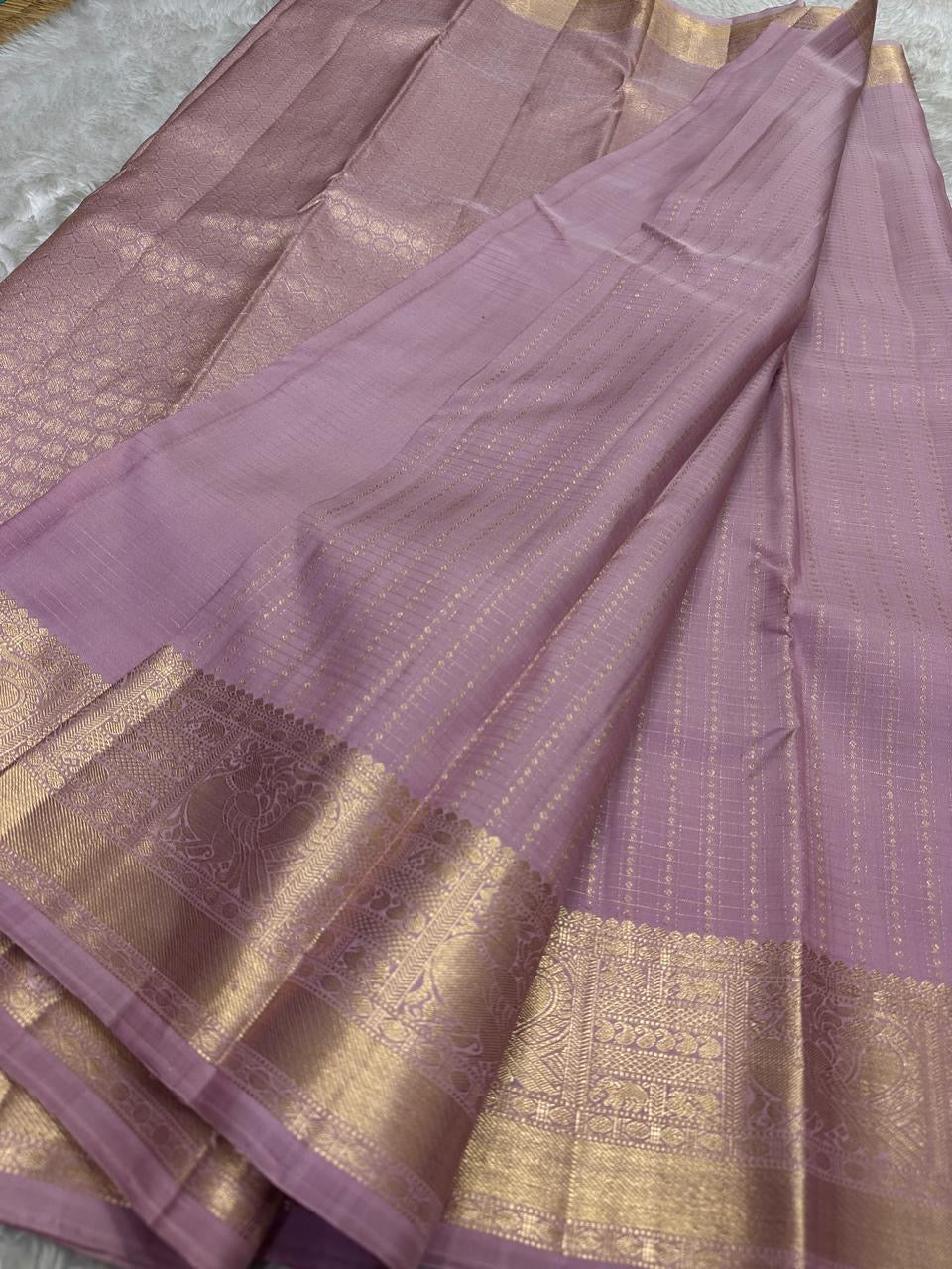 Mauve Mayura
Pure Kanchipuram Silk Saree – Dusty Mauve Body with Gold Zari Weave
Korvai Borders with Peacock & Floral Motifs
Grand Zari Pallu with Brocade Detailing & Hand-Knotted Tassels
Silk Mark Certified ✅ | Fall & Pico Done ✅ | ships in 2 weeks