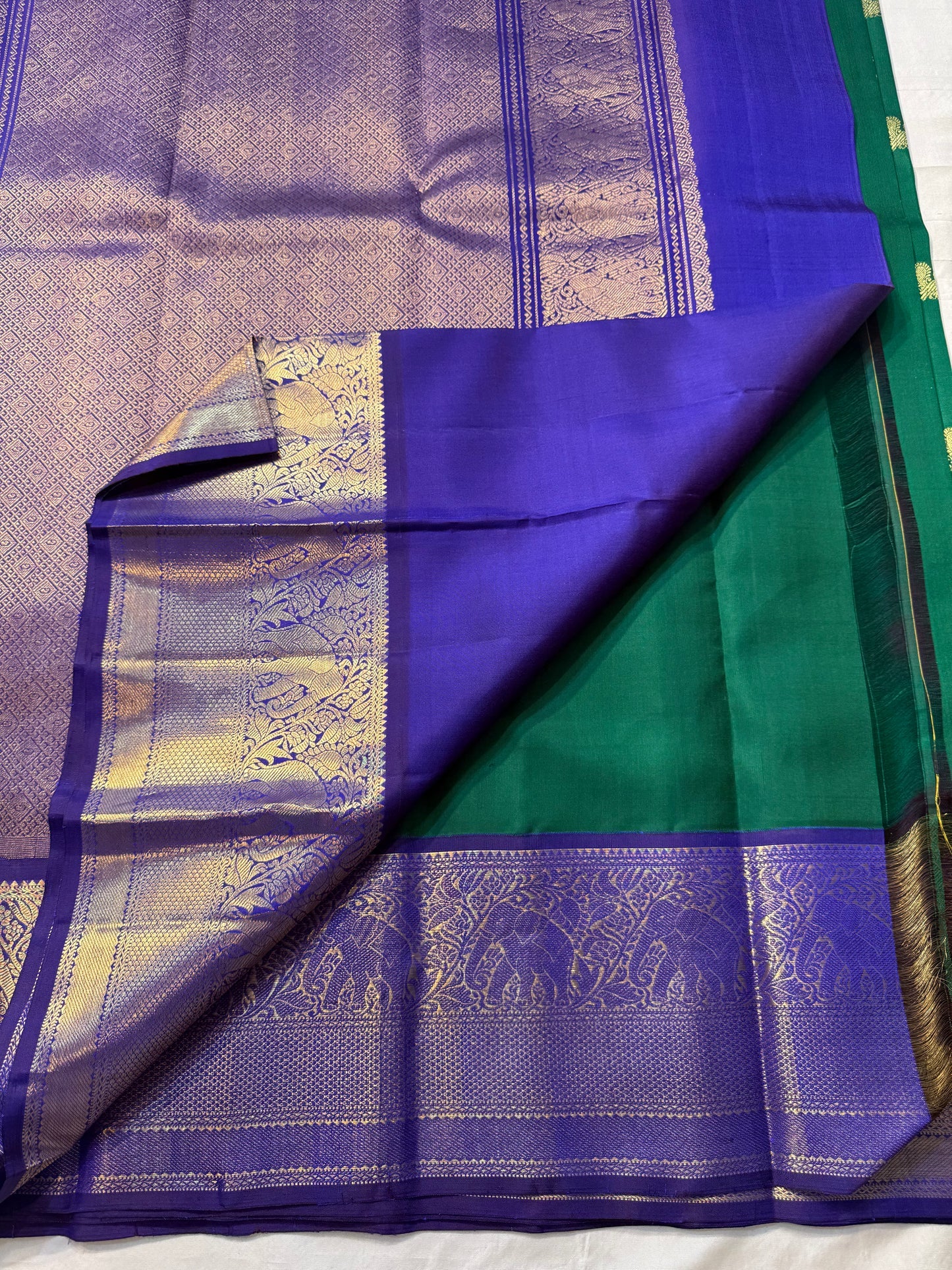 ✨ Pure Kanchipuram Silk Saree
🟢 Emerald green body with gold paisley buttas
💜 Royal purple korvai border & grand elephant procession pallu
🪡 Silk Mark Certified • Fall & Pico Done • Blouse Stitching $30
📦 Free USA Shipping • Dispatch in 1 week •