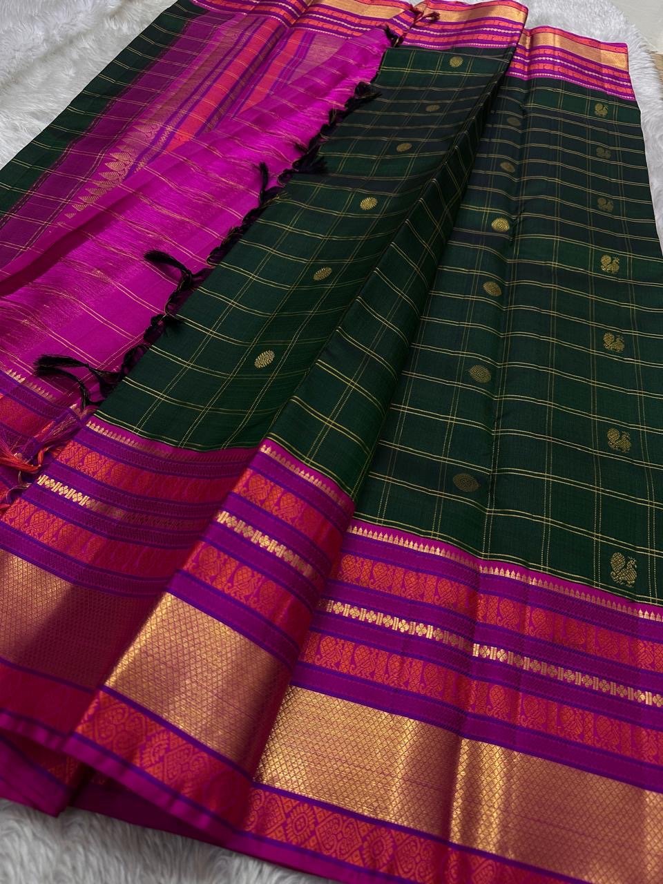 Emerald Blossom ✨ – Pure Kanchipuram Silk Saree
Bottle-Emerald Green Body with Zari Checks & Buttas
Korvai Rani-Pink & Purple Contrast Border with Rich Zari
Grand Rani-Pink Brocade Pallu with Temple motifs , Silk Mark Certified, delivery in 2 weeks
