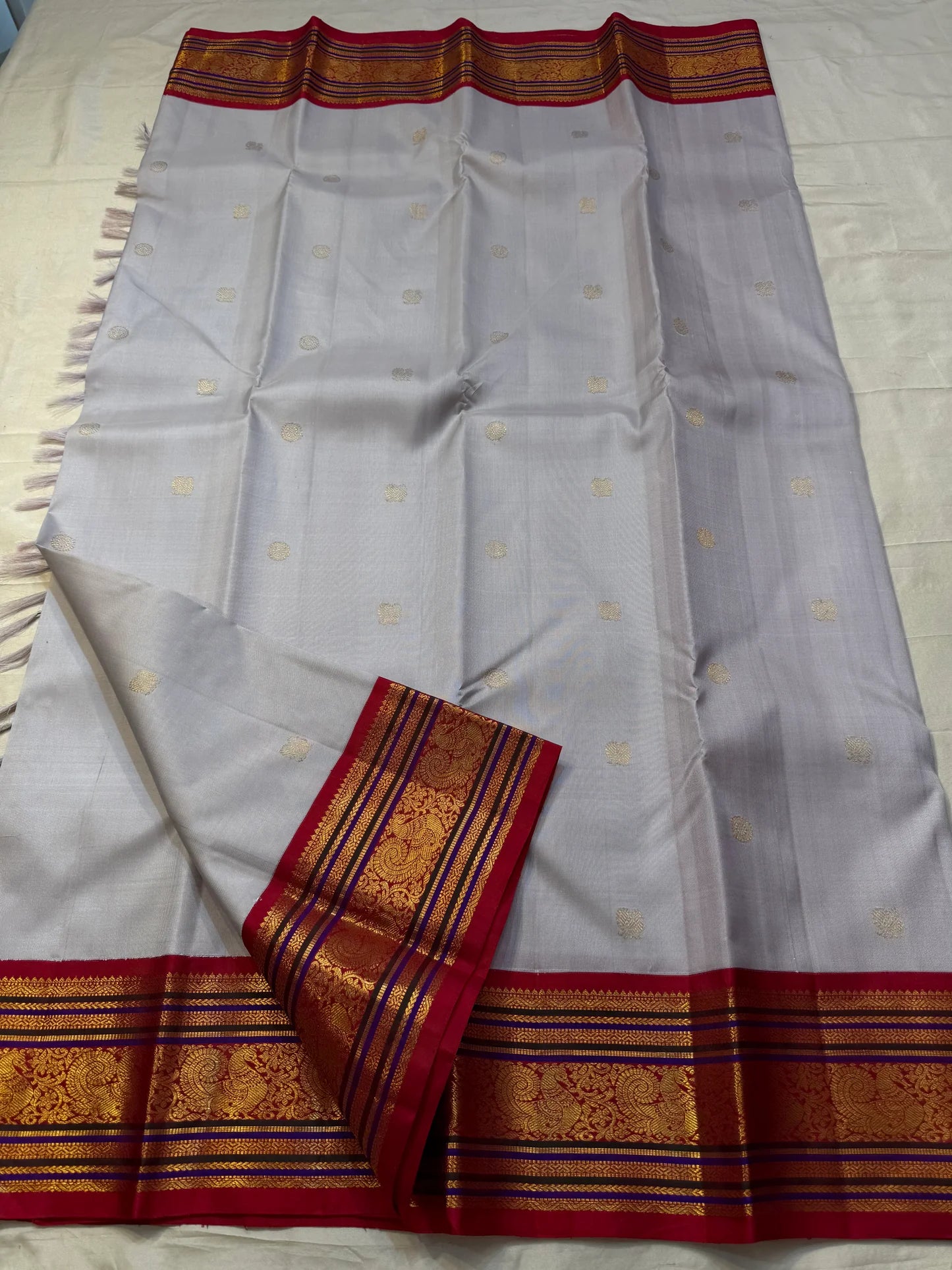 Ash Crimson Glow — Pure Silk Kanchipuram Saree
Silver-Grey Body with Gold Buttas & Crimson Korvai Border ✨
Silk Mark Certified • Free USA Shipping • ships in two weeks