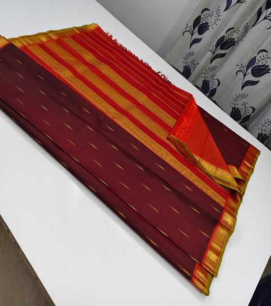 Mullai Moggu Arakku — Pure Kanchipuram Silk Saree
Deep arakku-maroon body with mullai bud zari buttas & antique-gold border with green selvedge
Elegant zari pallu • Silk Mark Certified • Free Shipping within USA • Ships in Two Weeks