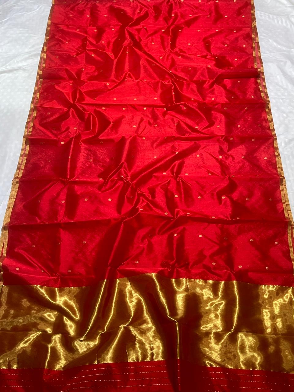 Chidiyaa 🌼✨
Pure Silk Chanderi Handloom Red Saree
All-Over Zari Buttas with Graceful Shimmer
Contrasting Selvedge & Luxurious Zari Pallu
Fall & Pico Done | Blouse Attached | Stitching Available