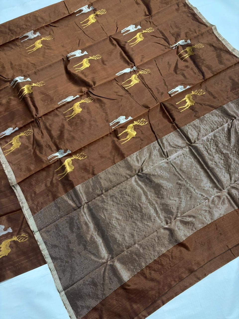 Pure Silk Chanderi – Cocoa Brown with Gold & Silver Stag Motifs
Handwoven Elegance with Subtle Tissue Pallu ✨
Silk Mark Certified • Free Shipping within USA • Ships in Two Weeks