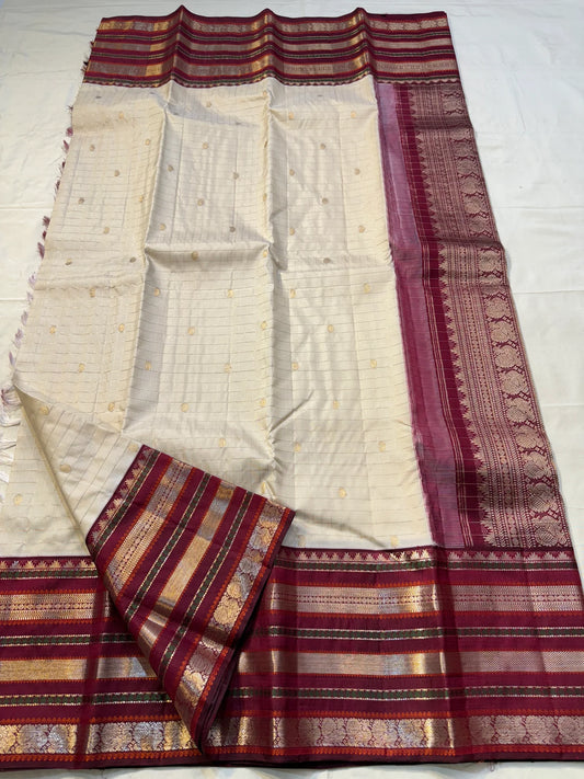 Ivory Arakku Varisaipet Trellis ✨
Pure Kanchipuram Silk with gold buttas & maroon korvai borders
Silk Mark Certified • Free USA Shipping • Ships in Two Weeks ✅