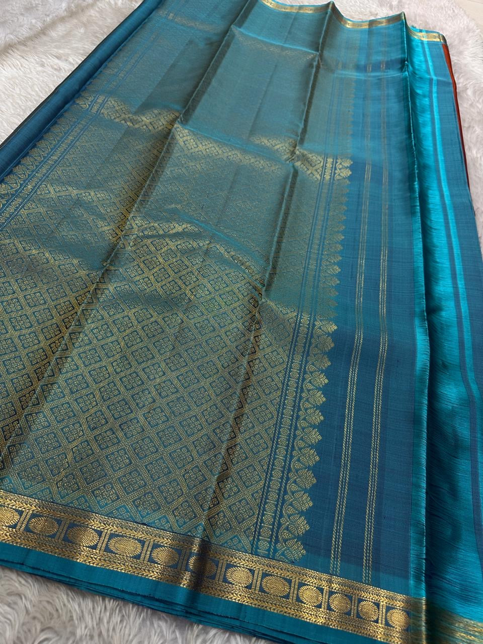 Komethagam Rama ✨
Pure Kanchipuram Silk Saree in Ember Red & Rāmar Blue
Ember-red body with gold zari buttas – gemstone inspired
Contrast Rāmar-blue border with chakra & vine motifs
Silk Mark Certified, delivery in 2 weeks
