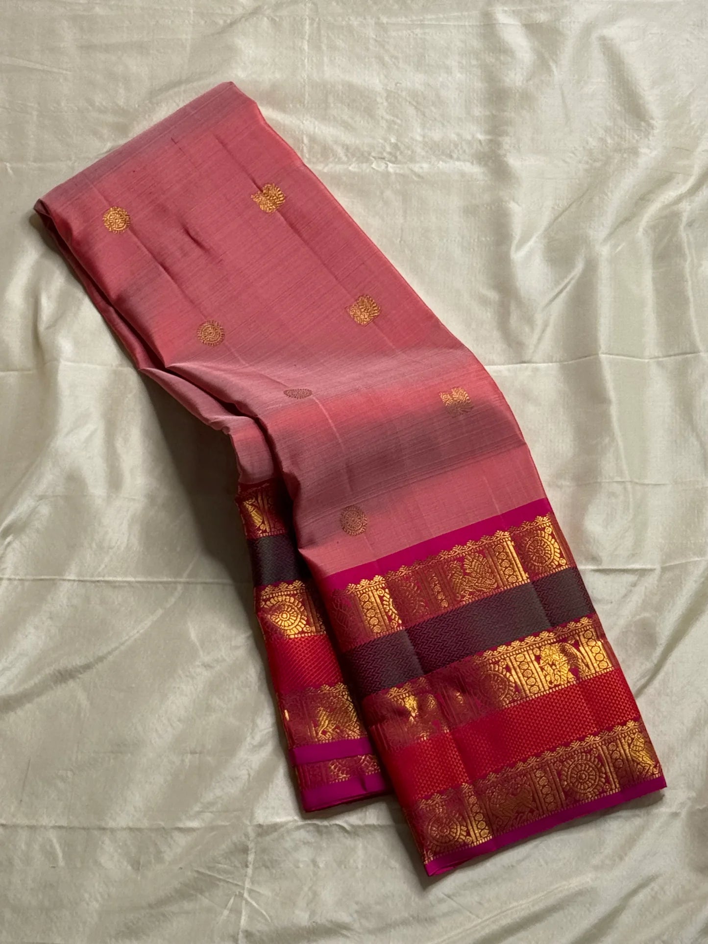Pure Kanchipuram Silk Saree – Pink Body, Royal Purple Korvai Borders
Annapakshi zari stripes & paisley buttas • contrast purple blouse
Silk Mark Certified • Fall & Pico Done • Blouse Stitching Available ($30)
Free Shipping within USA ships in 2 weeks