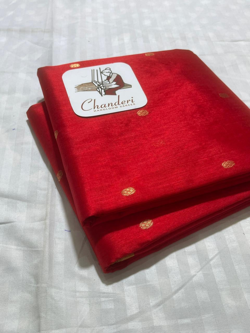 Chidiyaa 🌼✨
Pure Silk Chanderi Handloom Red Saree
All-Over Zari Buttas with Graceful Shimmer
Contrasting Selvedge & Luxurious Zari Pallu
Fall & Pico Done | Blouse Attached | Stitching Available
