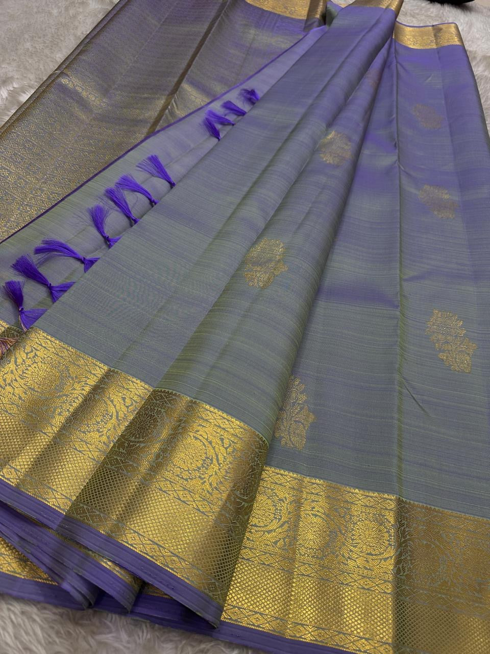 Dia ✨ – Unique Ash Lilac Grey Kanchipuram Pure Silk Saree
Gold Zari Buttas Adorning the Body
Intricate Gaja–Annam (Elephant & Peacock) Motif Border
Coordinated Ash Lilac Grey Silk Blouse Piece Included
Silk Mark Certified | Fall & Pico Done
