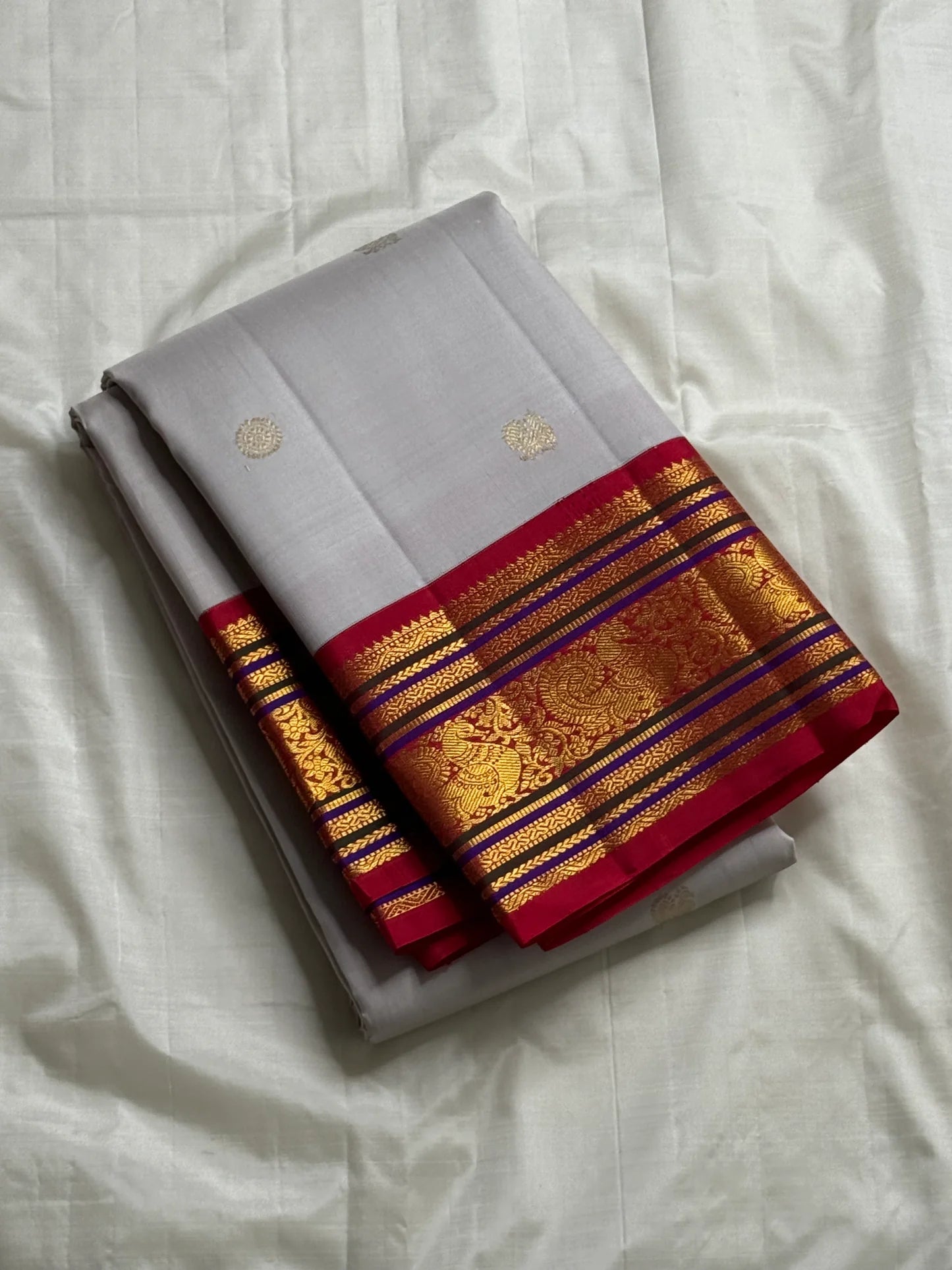 Ash Crimson Glow — Pure Silk Kanchipuram Saree
Silver-Grey Body with Gold Buttas & Crimson Korvai Border ✨
Silk Mark Certified • Free USA Shipping • ships in two weeks