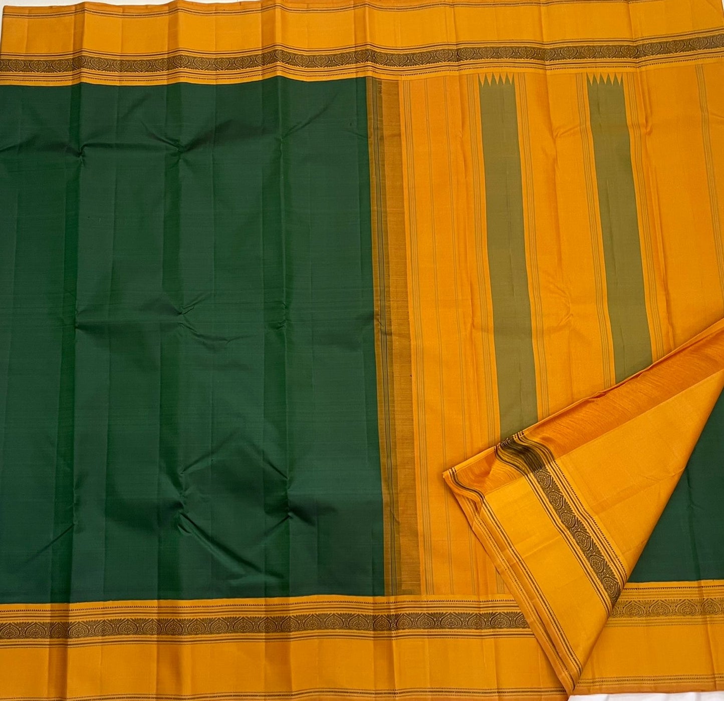 Maragatham & Mustard — Pure Silk Kanchipuram Saree
Emerald-green body with mustard korvai borders & floral medallion vines, varisaipettu pallu with tassels.
Silk Mark Certified • Ships in Two Weeks • Free USA Shipping ✅