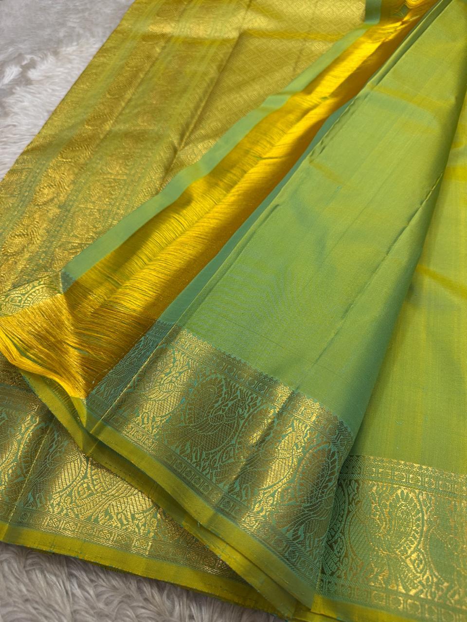 ✨ Pachai Thuli — Shot Chartreuse Pure Silk Kanchipuram Saree ✨
Dual-tone chartreuse & sea-green with gold zari buttas, peacock border & rich zari pallu.
Silk Mark Certified • Free USA Shipping • Ships in 1–2 Weeks • Blouse Stitching $30 ✅