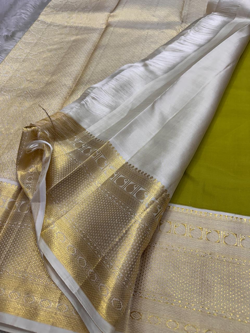Ivory Olive Green — Pure Handloom Kanchipuram Silk Saree 🌿
Olive Green Body with Floral Zari Buttas & Contrast Ivory Brocade Border ✨
Silk Mark Certified • free shipping within USA ships in two weeks