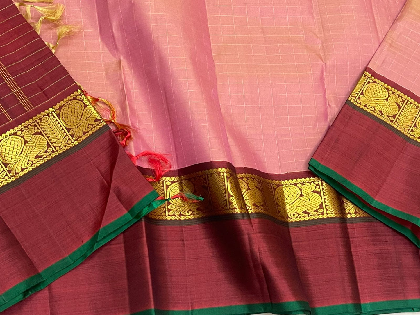 Arakku Rose — Pure Silk Kanchipuram Saree
Dusty-Rose Kattam Body • Arakku-Maroon Korvai Border • Antique-Gold Yali Zari • Grand Maroon Pallu
Matching Arakku Blouse • Silk Mark Certified • Free USA Shipping • ships in two weeks