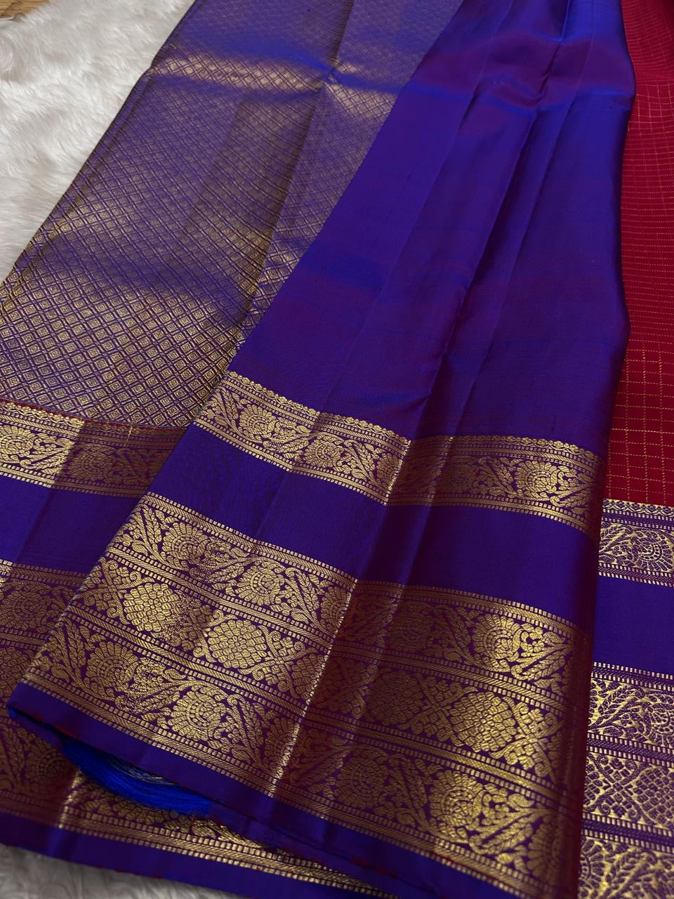 Gargi ✨ – Ruby Red Kanchipuram Pure Silk Saree
with Gold Kattam Checks & Rosette Buttas
Broad Royal Blue Korvai Zari Border 🌸
Opulent Blue Brocade Pallu with Fine Zari Weaving
A Timeless Heirloom of Elegance & Tradition