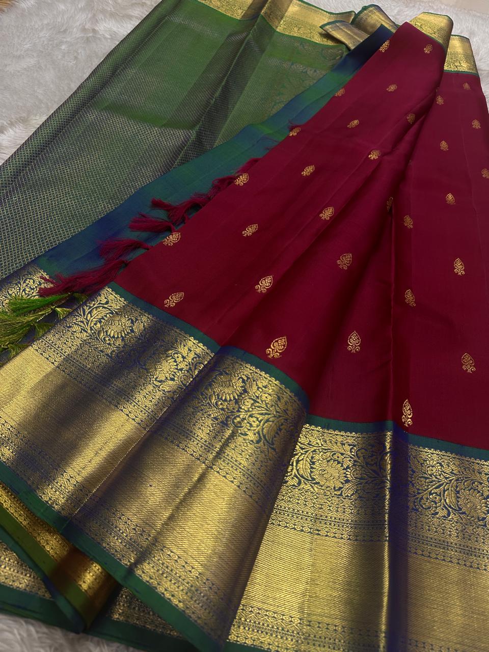 ❤️💚 
Kemp Pachai – Wine Red & Emerald Green Kanchipuram
✨ Pure Silk | Silk Mark Certified | Handloom Kanjivaram ✨
🌸 Wine Red Body with Gold Mankolam Buttas
💚 Emerald Green Korvai Border with Floral Brocade
🚚 Ships in 2 Weeks | Free USA Shippi