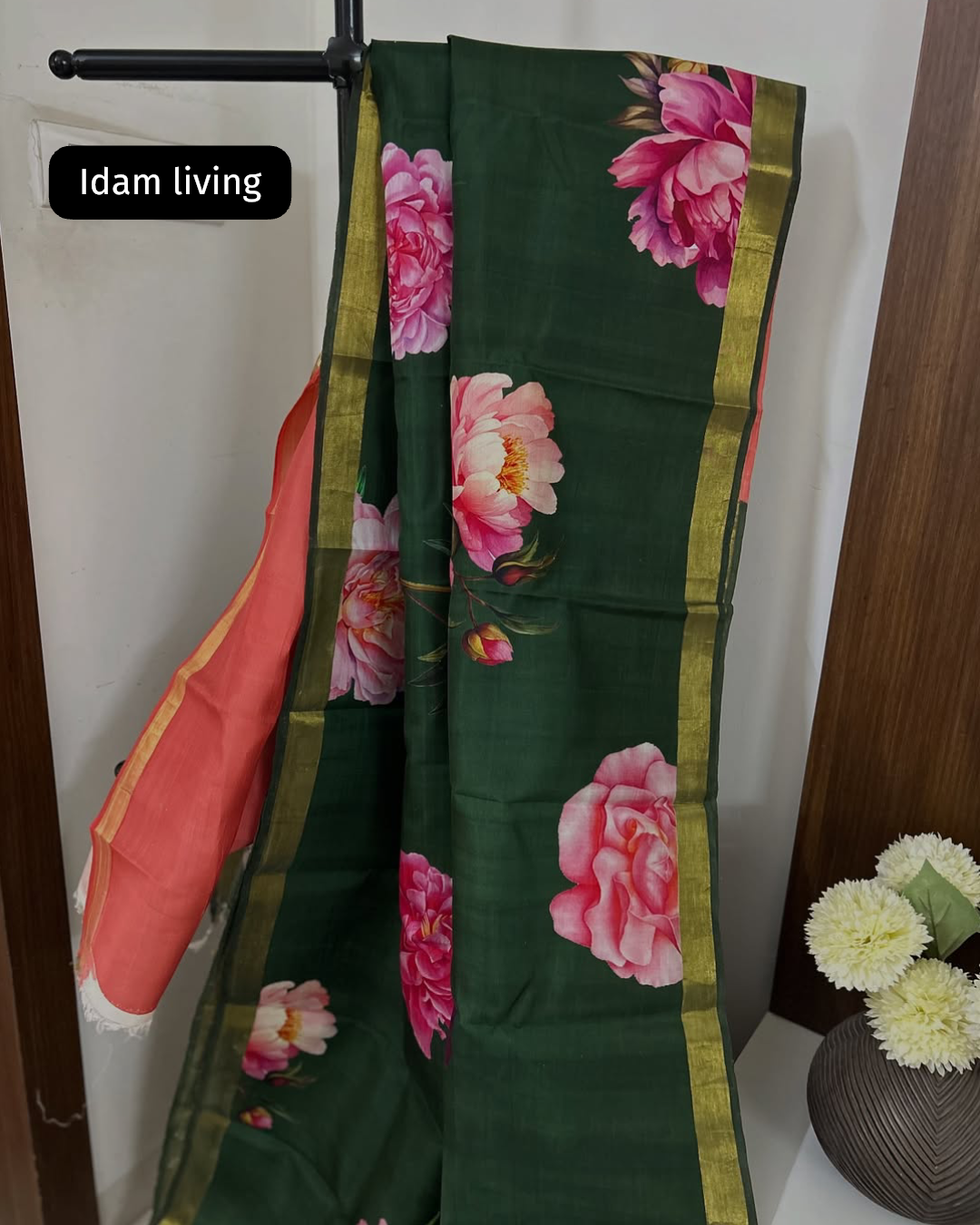 Peonies in Pachai β Forest Green Pure silk printed  Kanchipuram πΏπΈ
Oversized Peony Florals in Pink, Magenta & Lilac πΈ
Antique-Gold Zari Borders | Coral Contrast Blouse π§΅
Silk Mark Certi β
 | Fall & Pico Done β
Free Shipping within USA π | 2  weeks