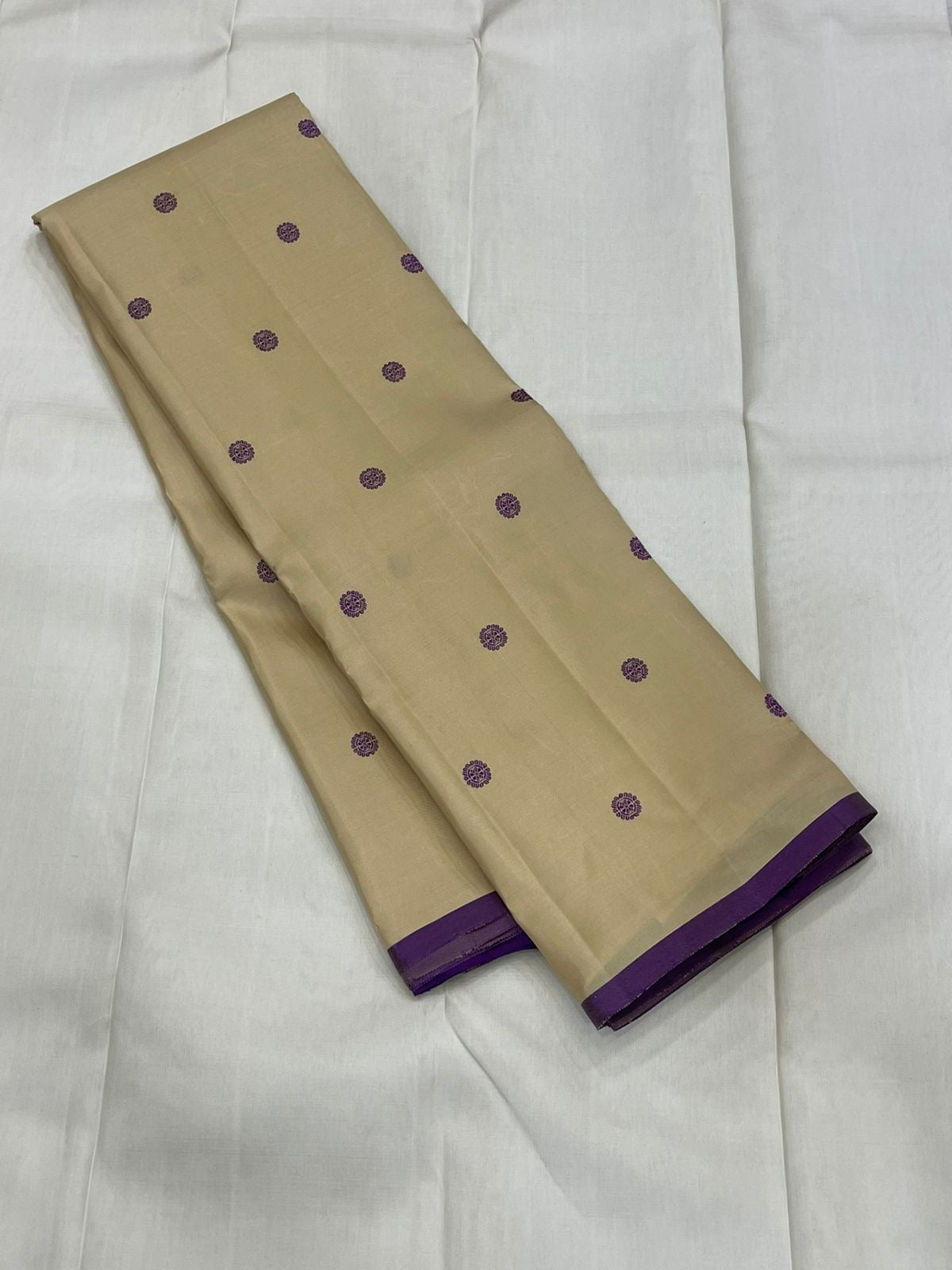 Paal Vadamalli Chakram – Pure Kanchipuram Silk Saree
Ivory body with royal-purple floral coin thread buttas
Grand purple pallu with zari panels & striped center
Handloom Double Warp Weave | Silk Mark Certified | Fall & Pico Done
Free shipping