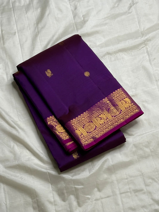 Vedhavalli — Pure Silk Kanchipuram Saree
Royal purple with gold mango buttas & korvai fuchsia border
Magenta–gold brocade pallu, tasselled finish
Silk Mark Certified ✅ • Free USA Shipping ✅ • Ships in Two Weeks ✅