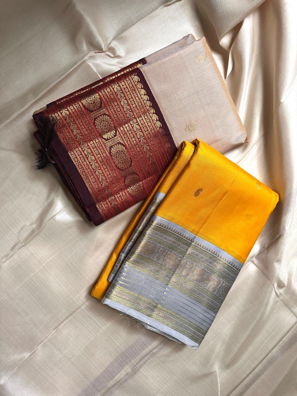 Soundarya Gray – Haldi Yellow & Silver-Grey Pure Silk Kanchipuram Saree
Peacock-vine korvai borders & grand silver-brocade pallu ✨
Silk Mark Certified • Ships in Two Weeks • Free Shipping within USA ✅