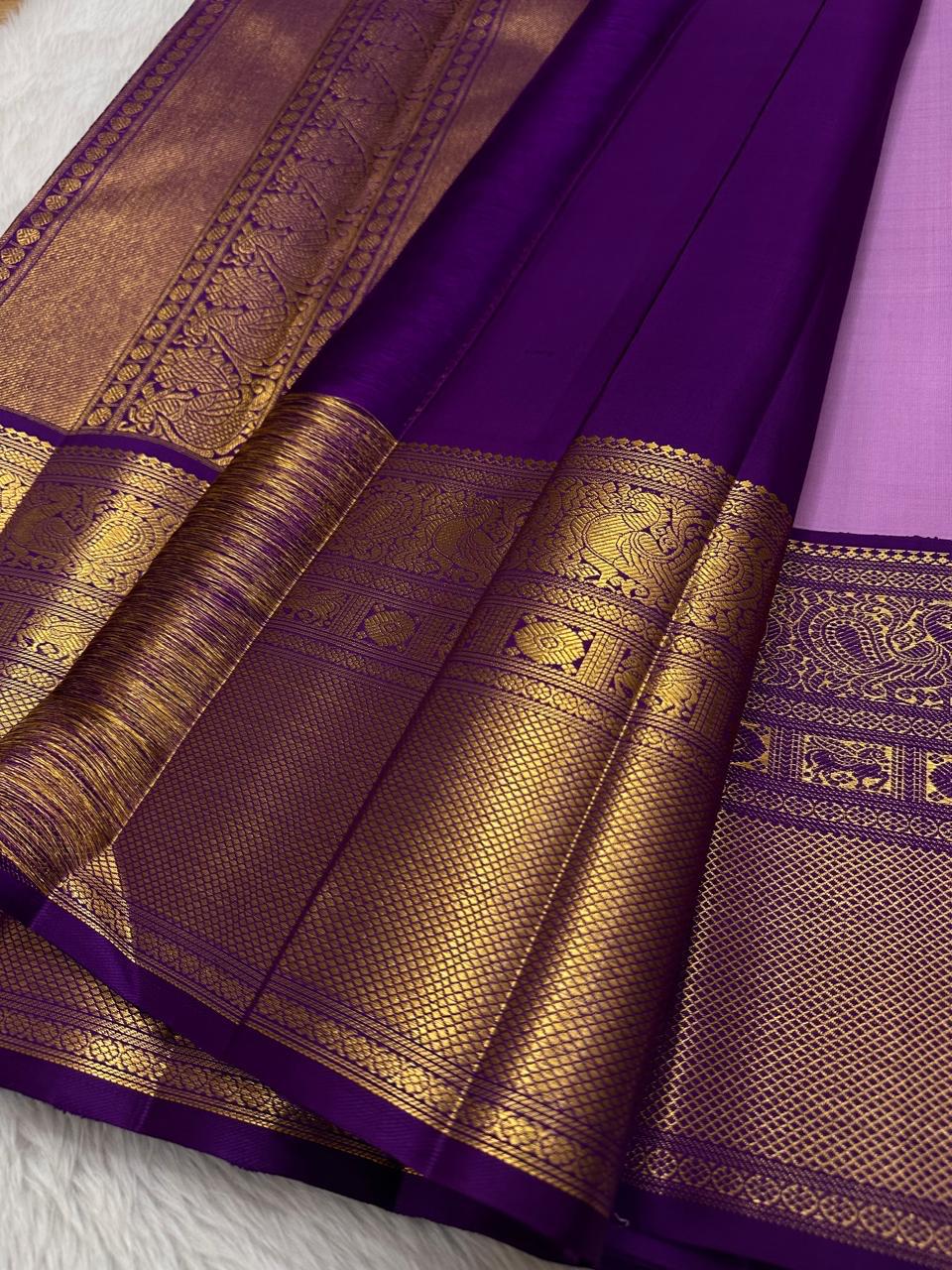 🌸 Dyuti – Lavender Kanchipuram Pure Silk Saree with Intricate Zari Kattam Checks, Alternating Paisley & Kamalam Buttas, Double Border with Peacock Motifs, Varisaipet & Mayilkann Design, Dark Purple Selvedge & Ornate Pallu