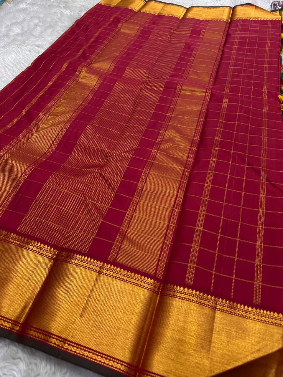 Manjal–Kumkumam Paalum pazhamum Kattam | Pure Silk Kanchipuram
Haldi Yellow • Kumkum Red • Tulasi Green Paalum-Pazhamum Checks
Korvai Maroon Border • Rich Gold Zari • seer Zari Pallu with Tassels
Silk Mark Certified • Free Shipping within USA 2 weeks