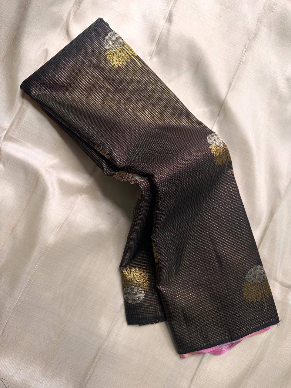 Karuppu Kattam — Banarasi Sona-Rupa Butta
Pure Silk Kanchipuram Saree in deep espresso-black with golden and silver lotus motifs and pastel Madras checks pallu 🌸
Silk Mark Certified ✅ • Fall & Pico Done ✅ • Blouse Stitching Available ($30) ✅ • Free Ship