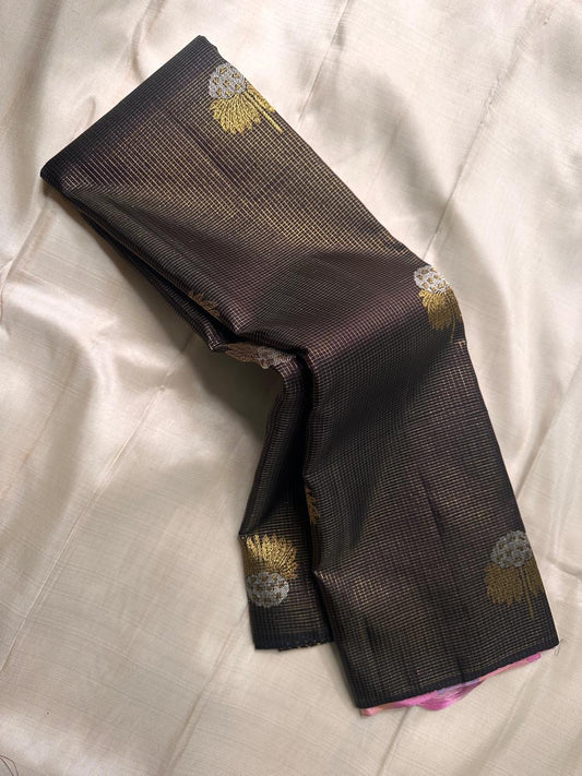 Karuppu Kattam — Banarasi Sona-Rupa Butta
Pure Silk Kanchipuram Saree in deep espresso-black with golden and silver lotus motifs and pastel Madras checks pallu 🌸
Silk Mark Certified ✅ • Fall & Pico Done ✅ • Blouse Stitching Available ($30) ✅ • Free Ship