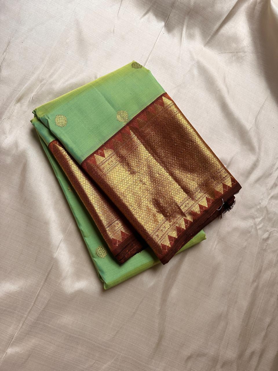 ✨ Cardamom and lime green  Shot Butta — Pure Silk Kanchipuram Saree ✨
Arakku Korvai Border
Antique Gold Brocade Pallu with Temple Reku Weave
Silk Mark Certified ✅ • Fall & Pico Done ✅
Free USA Shipping 🇺🇸 • Ships in 1 Week 🪔