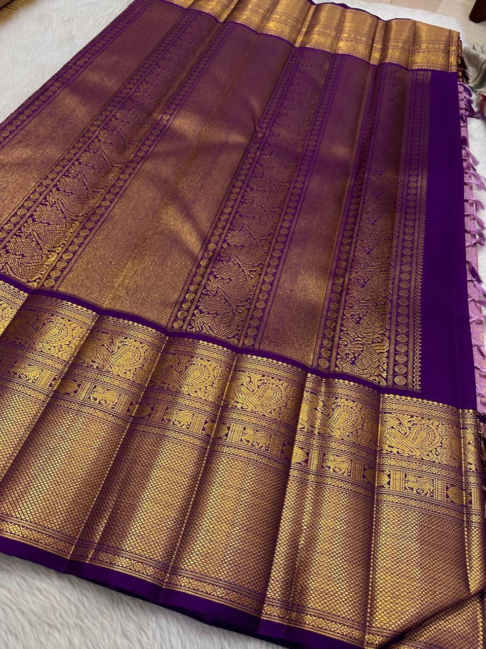 🌸 Dyuti – Lavender Kanchipuram Pure Silk Saree with Intricate Zari Kattam Checks, Alternating Paisley & Kamalam Buttas, Double Border with Peacock Motifs, Varisaipet & Mayilkann Design, Dark Purple Selvedge & Ornate Pallu