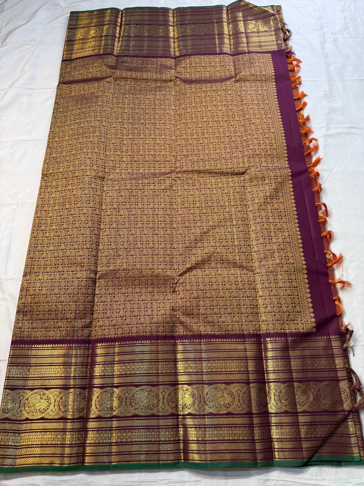 Rust Orange Pakshi Kattam – Pure Korvai Kanchipuram Silk Saree
Rust-orange micro-checked body with zari rosette & mango buttas
Plum korvai border with pakshi medallions & emerald selvedge; ships in two w
Silk Mark Certified | blouse Stitching available