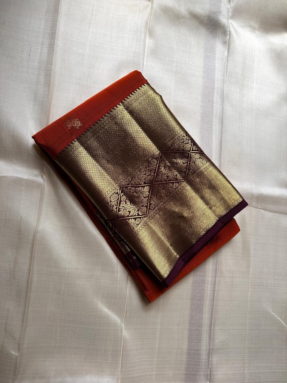 Rust Orange Malli Arangam β Pure Silk Kanchipuram β¨πͺ
Jasmine (Malli) Zari Motifs on Body β Subtle & Elegant β¨
Antique-Gold Diamond Jaal Borders & Vadamalli Pallu π
Silk Mark Certified β
 | Fall & Pico Done β
Free Shipping within USA π | 2  weeks
