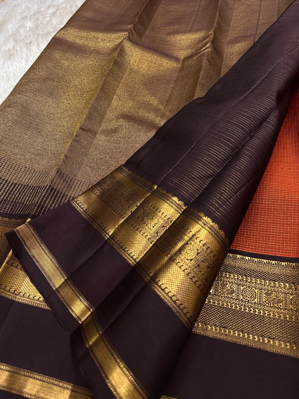 Podi Kattam Brown – Pure Kanchipuram Silk Saree
Heritage podi kattam checks in a rich burnt-brown body ✨
Majestic brocade pallu with diamond jaal & thazampoo reku. Silk Mark Certified, delivery in 2 weeks