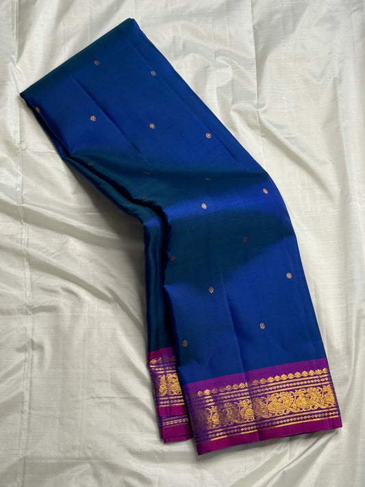 Amrita Neelam — Pure Silk Kanchipuram Saree
Sapphire Blue Body • Vadamalli Purple Zari Borders • Rani Pink Brocade Pallu
Antique Gold Coin Buttas • Handwoven Korvai Weave • Regal Festive Finish
Silk Mark Certified ✅ • Free Shipping within USA • Ships in T